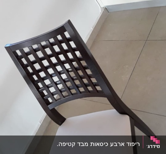 כיסא עם ריפוד בהיר במטבח